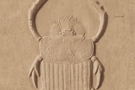 Un escarabajo egipcio nos envuelve en tres mil años de historia.